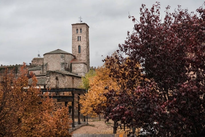 La imponente figura de Santa María del Castillo, impulsada en el siglo XIV por el Marqués de Santillana.