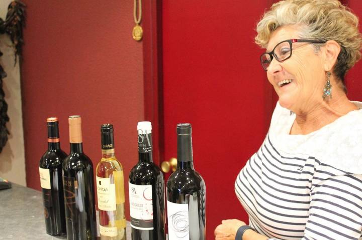 Mari Carmen, en su vinoteca, muestra algunos de los mejores vinos de la zona.