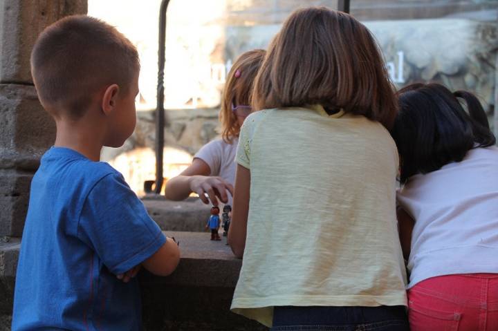 Los niños juegan en la plaza y los alrededores del Palacio, como viene haciéndose desde hace siglos.