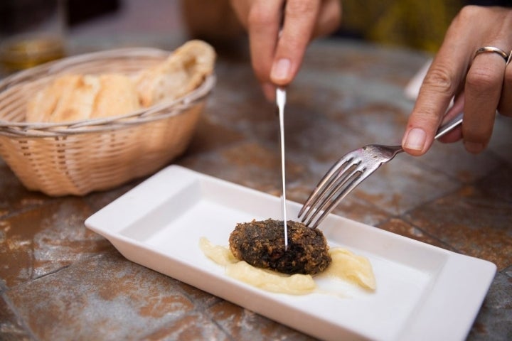 Hincando el diente a la croqueta de calamar.