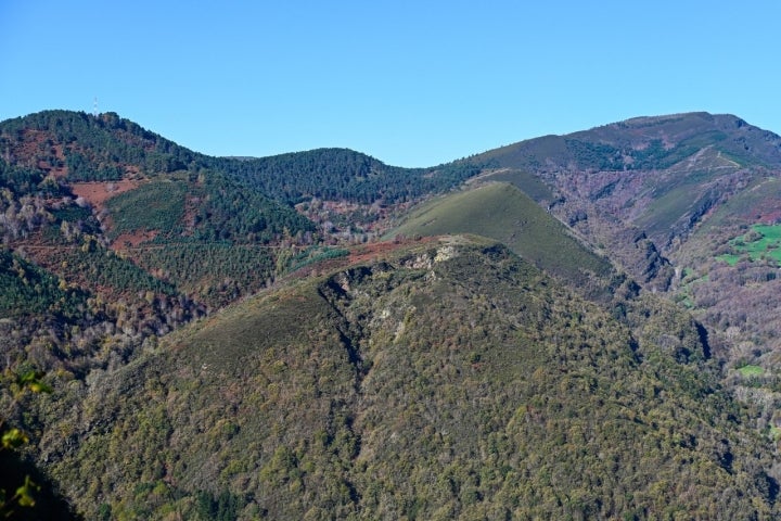 Las vistas del valle del río Lor desde el Mirador Mostaz.
