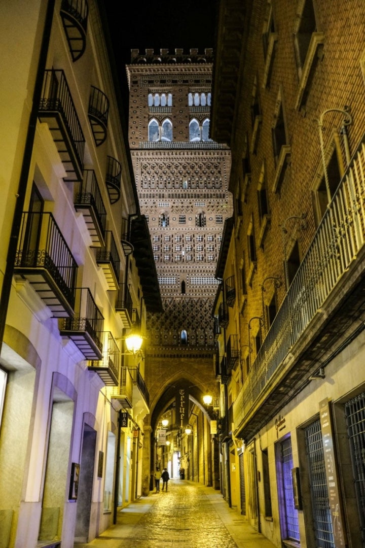 La torre mudéjar de San Salvador incrustada en una calle