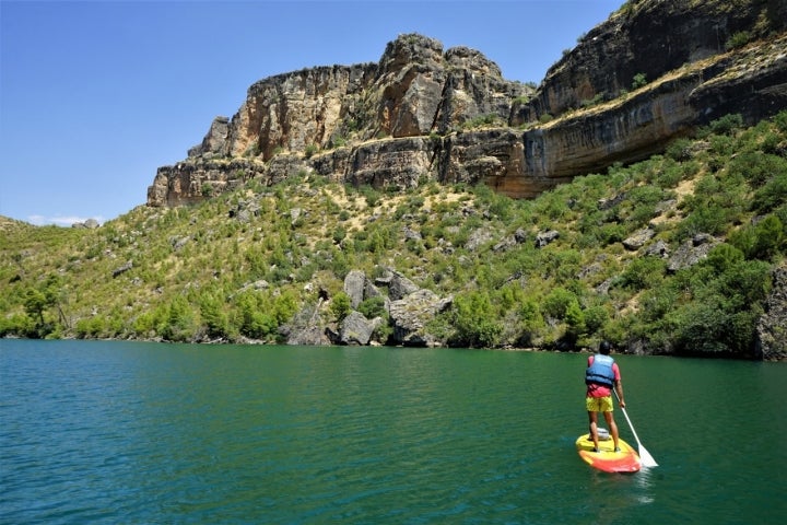 Paddle surf Bolarque (Guadalajara) surfista de espaldas