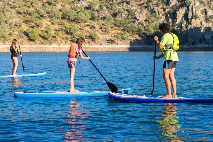 'Yucalcari ' acerca el 'paddle surf' a la sierra de Madrid en el Pantano de San Juan. Foto: Yucalcari