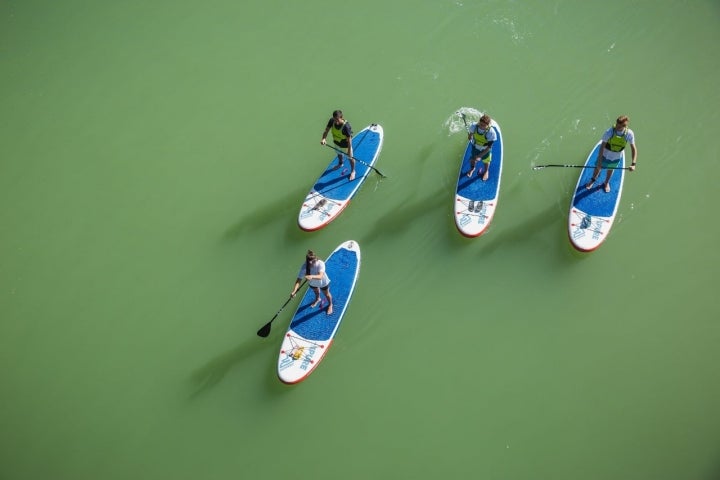 Las aguas del Guadalquivir forman una superficie plana perfecta para el 'paddle surf'.