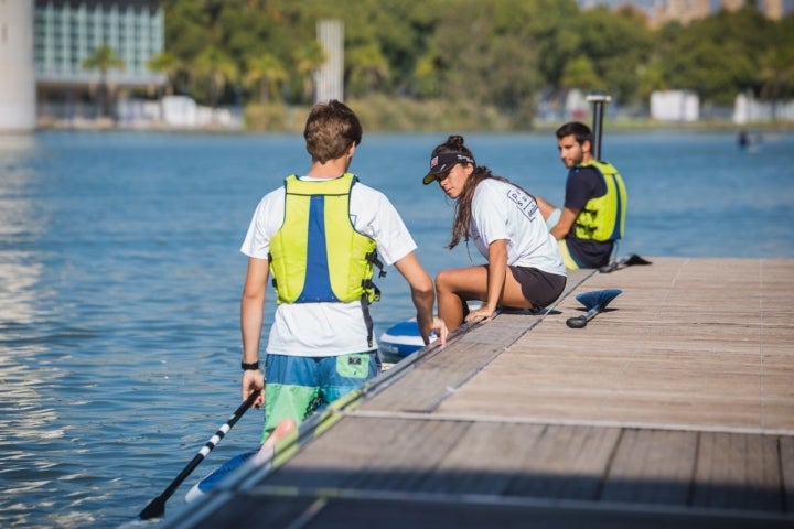 Usuarios de 'Paddle Surf Sevilla' destacan la paciencia del personal con los principiantes.