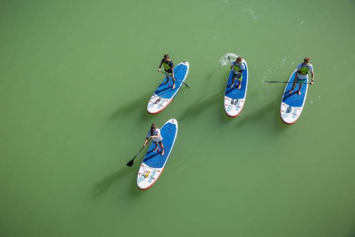 Las aguas del Guadalquivir forman una superficie plana perfecta para el 'paddle surf'.