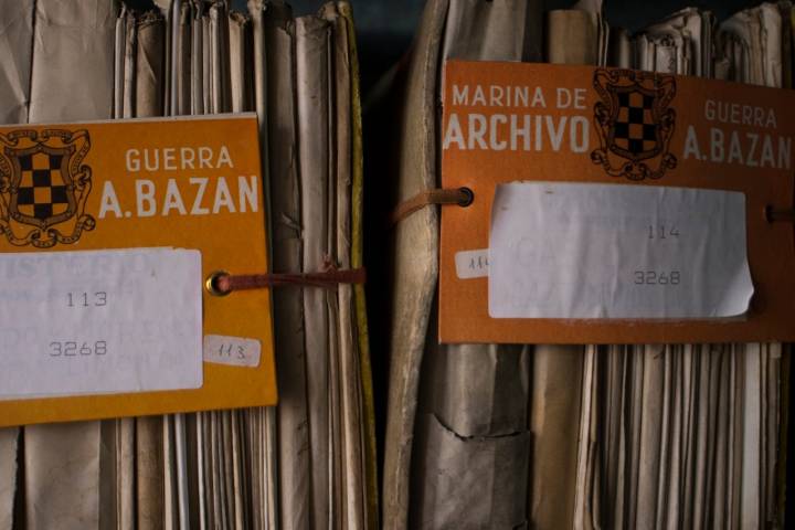 Numerosos documentos de la Marina. Foto: Manuel Ruiz Toribio.