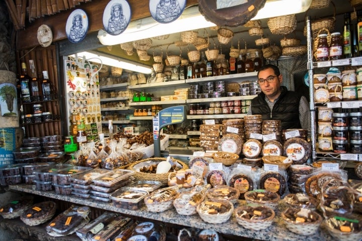 Un puestecillo de souvenirs y productos típicos en el Huerto del Cura, en Elche (Alicante).