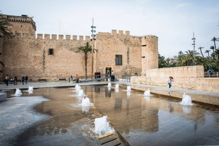 Una vista del Palacio de Altamira desde los chorros de agua de las fuentes que están delante de su fachada, en Elche (Alicante).