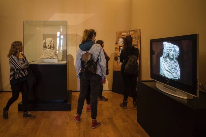 Un grupo de chicas visita el espacio dedicado a la Dama de Elche del Museo Arqueológico y de Historia de Elche, en Alicante.