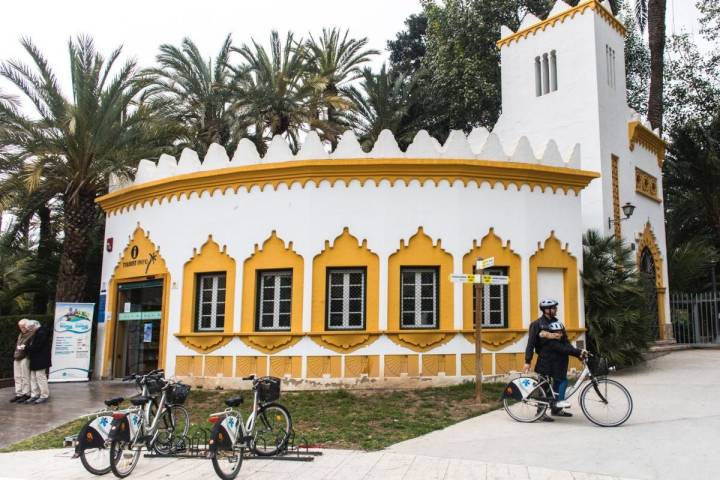 Con las bicis en la puerta del a Oficina de Turismo del parque municipal de Elche (Alicante).