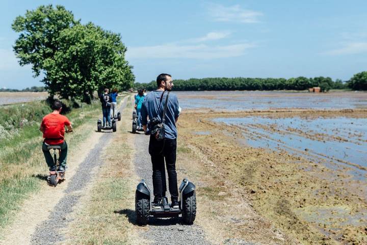 El paseo por los arrozales se puede realizar caminando, en bici o 'segway'. Son fáciles de hacer, al ser terreno muy plano.