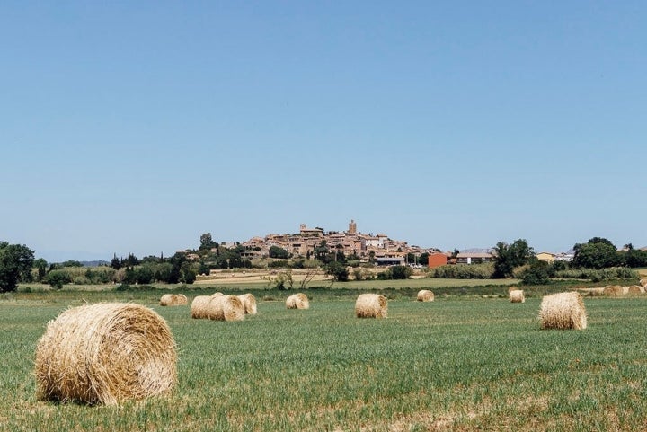 Las pacas de paja en las afueras de la villa medieval de Pals.