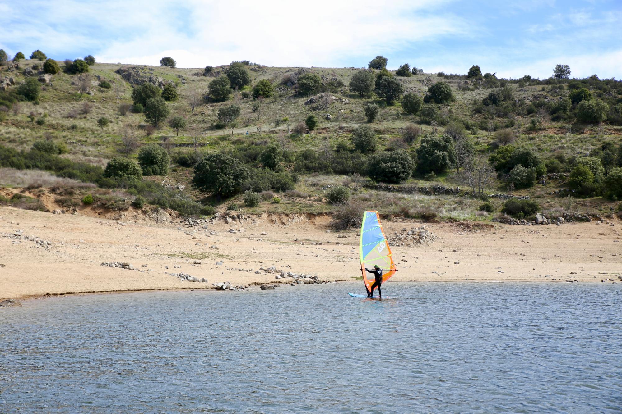 Un hombre haciendo windsurf.