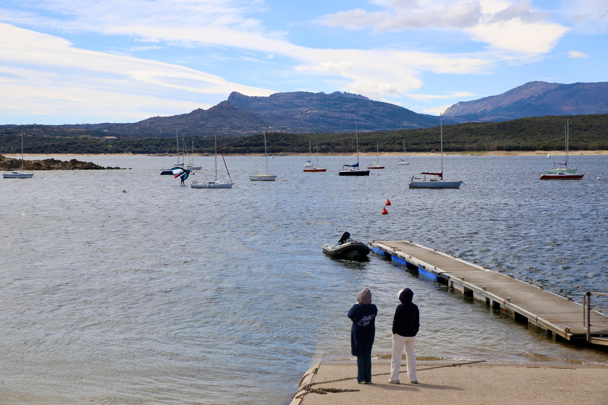 Embarcadero del pantano con veleros de fondo