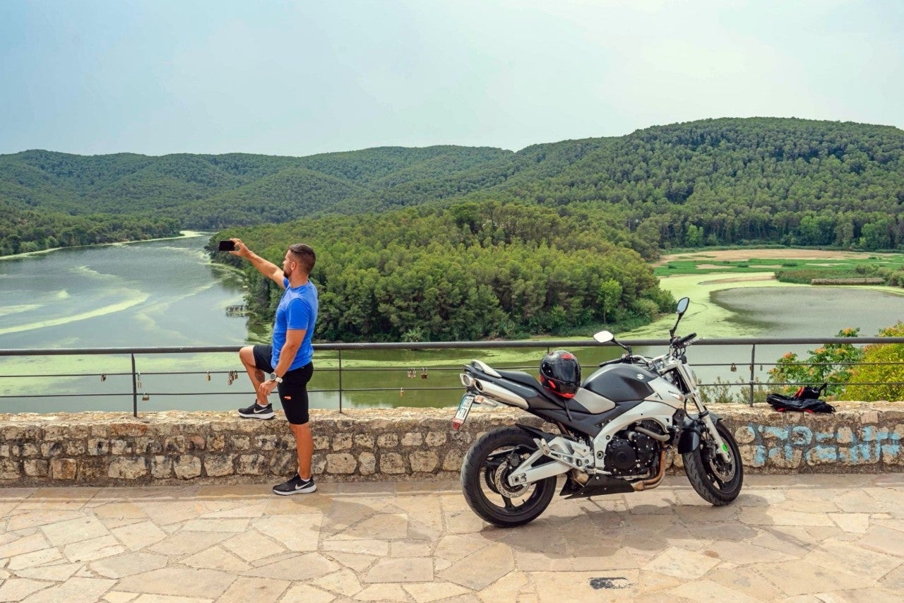 Pantano de Foix (Barcelona): motero haciéndose un selfie frente al embalse