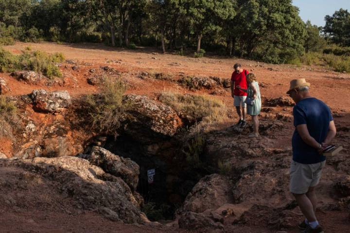 La entrada a la Cueva de Montesinos por la que descendió el Quijote.