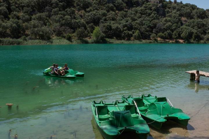 Barcas a pedales en la laguna de San Pedro.
