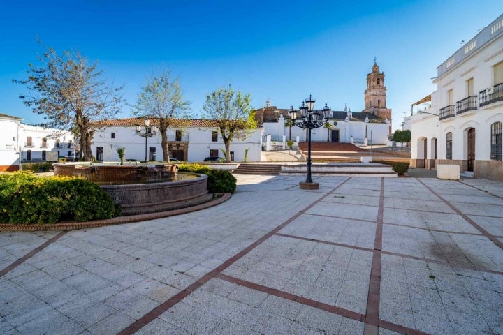 El Paseo y la iglesia de Nuestra Señora de Gracia de Berlanga.