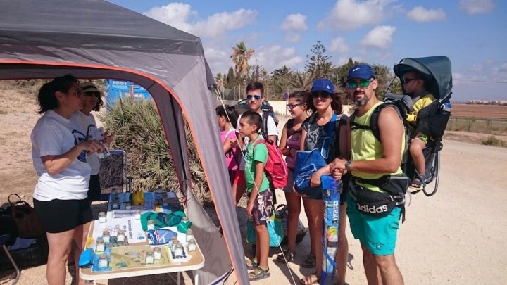 Voluntarios durante la campaña veraniega de sensibilización destinada al usuario del parque.