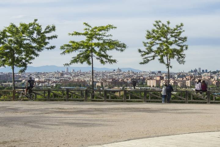 Más allá de El Retiro, la capital cuenta con otros 'pulmones' verdes como el Parque Lineal del Manzanares. Foto: shutterstock.