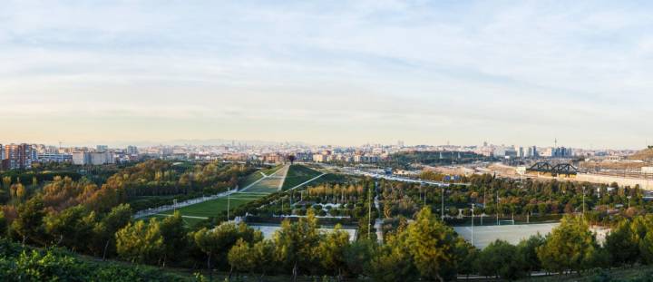 El skyline de Madrid desde el Parque Lineal del Manzanares.
