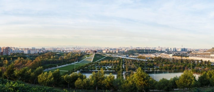 El skyline de Madrid desde el Parque Lineal del Manzanares.