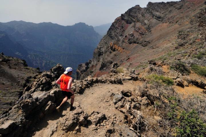 Parque Nacional Caldera Taburiente: runner por el sendero que bordea la caldera