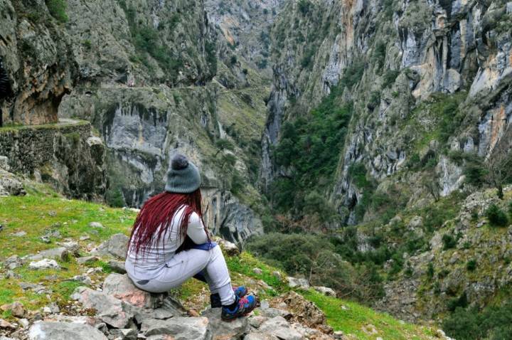 Parque Nacional Picos de Europa: Senda Cares (chica observando las vistas)