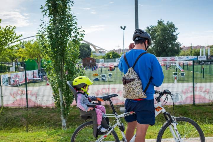 Parques de Zaragoza: Parque Luis Buñuel (padre con hija en bicicleta)