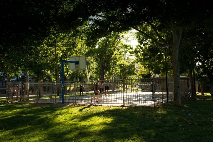 Parques de Zaragoza: Parque Bruil (jugando al fútbol)