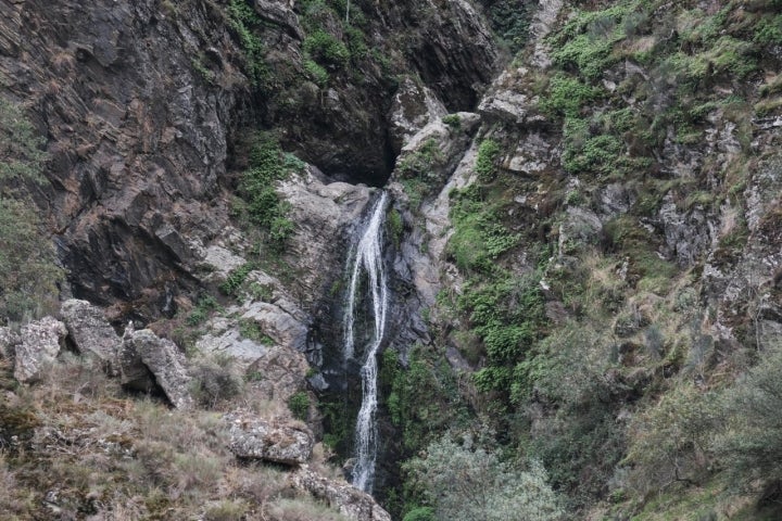 El Arroyo del Remolino cae entre las piedras de granito.