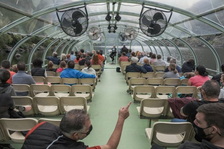 Pasajeros sentado en el barco durante el crucero fluvial por el Duero.