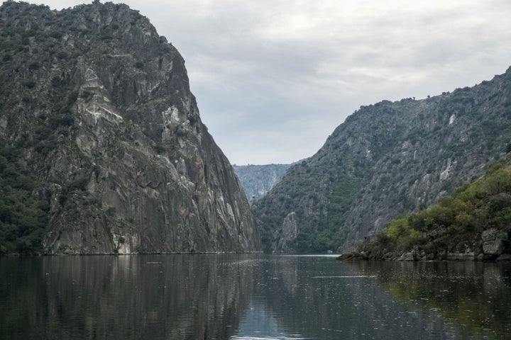 Los picones se elevan en las dos orillas dibujando un paisaje fascinante.