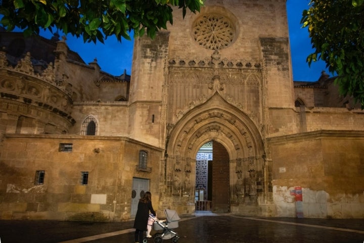 puerta de los apostoles de la catedral de murcia