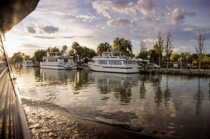 El barco asomándose a la antigua desembocadura del Este.