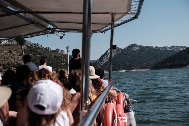 Desde la embarcación se ve el famoso castillo del parque nacional.