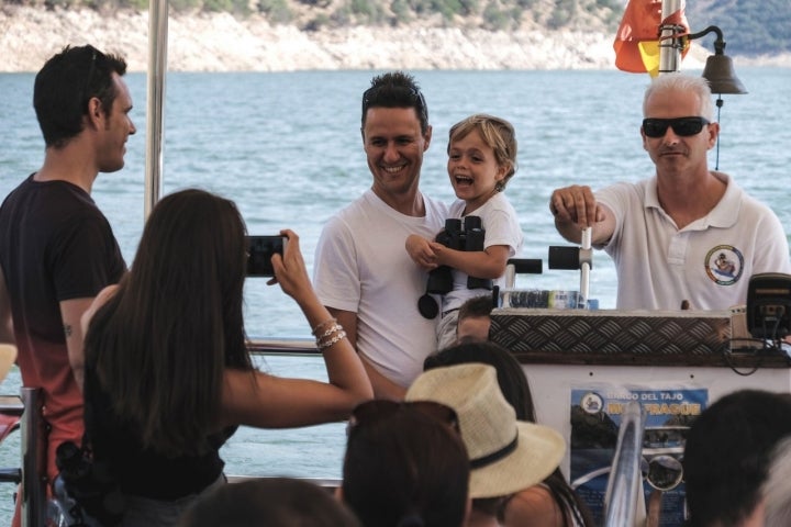 Diego posa con los prismáticos en la mano junto al patrón del barco.