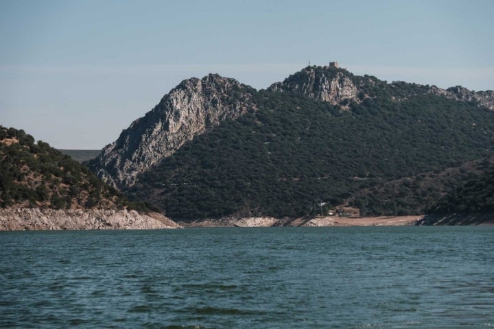 Desde la embarcación se divisan los puntos más importantes del parque: el Salto del Gitano y el Castillo.