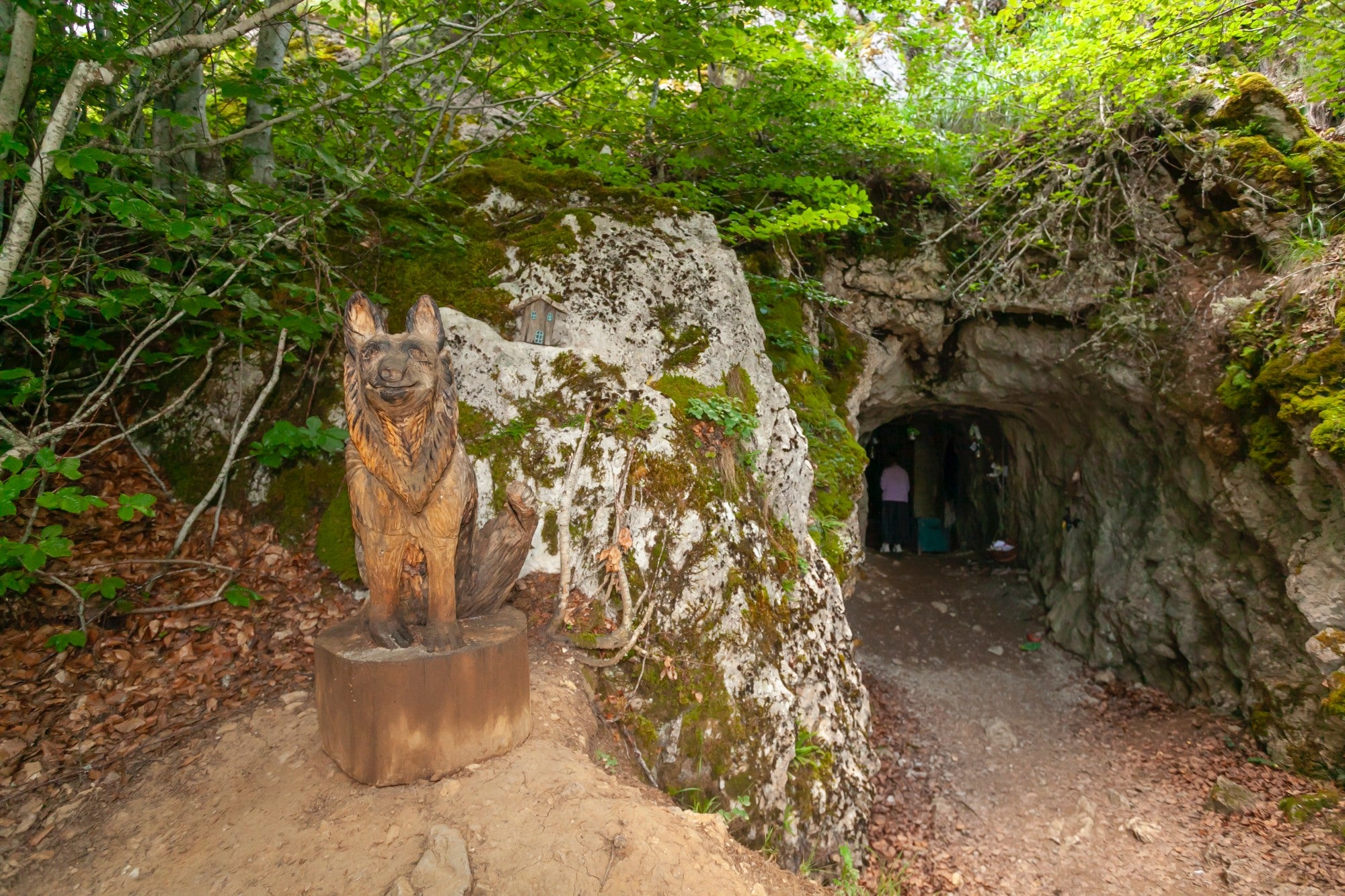 Leyendas de Riaño: la cueva de la Vieja del Monte, a las orillas del pantano.