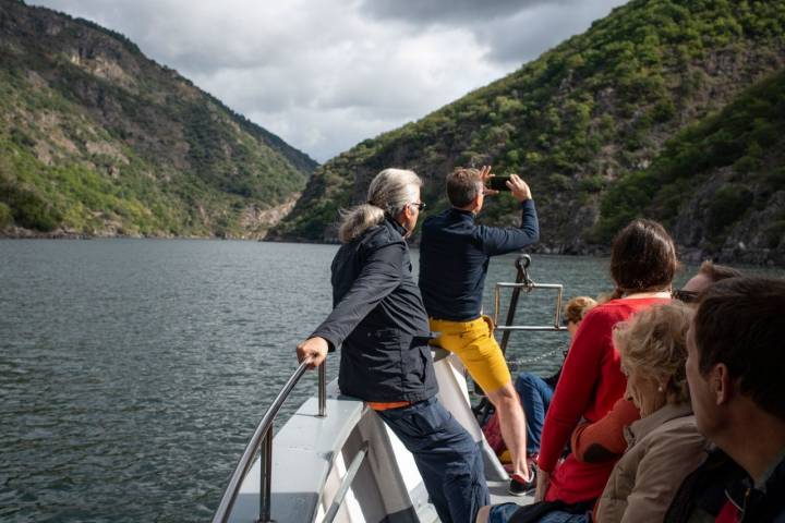 Los pasajeros disfrutan del crucero fluvial en la cubierta del barco