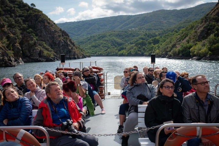 Cubierta llena de gente del catamarán al final del recorrido del Sil.