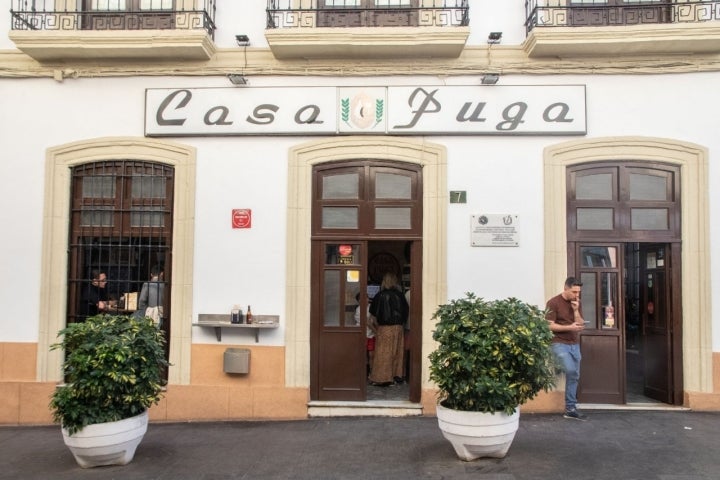 Fachada del Bar Casa Puga en Almería