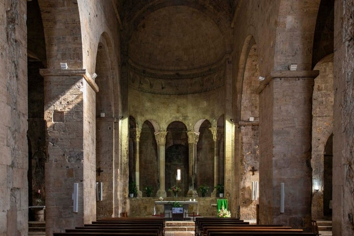 interior iglesia sant pere besalu