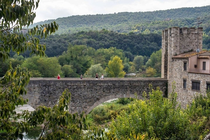 Besalú está envuelto por naturaleza.