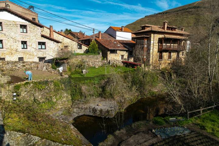Huertas a la orilla del río en Cosío (Cantabria)
