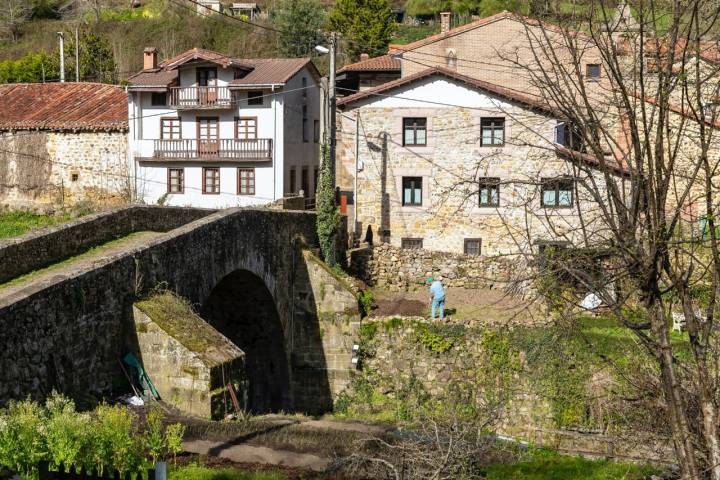 Puente de piedra en Cosío (Cantabria)