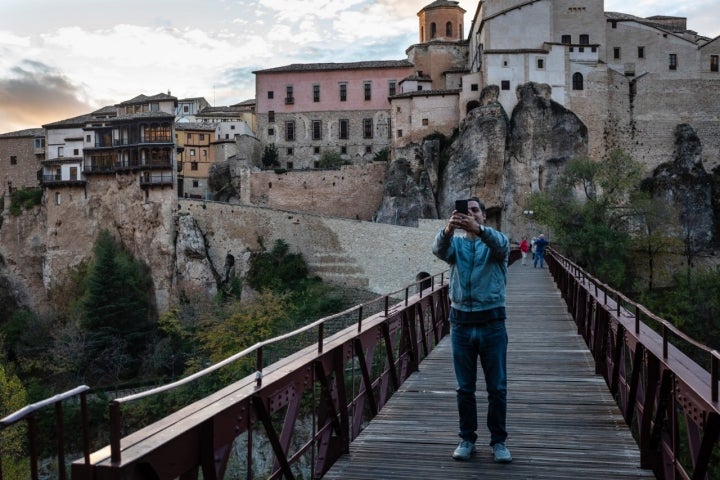 Declarada Patrimonio de la Humanidad en 1996, Cuenca sigue siendo una ciudad de paisaje pintoresco. 