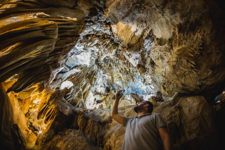 Fotografiando las formaciones de las estalactitas y estalagmitas de la Cueva Masero, en las Cuevas de Fuentes de León.